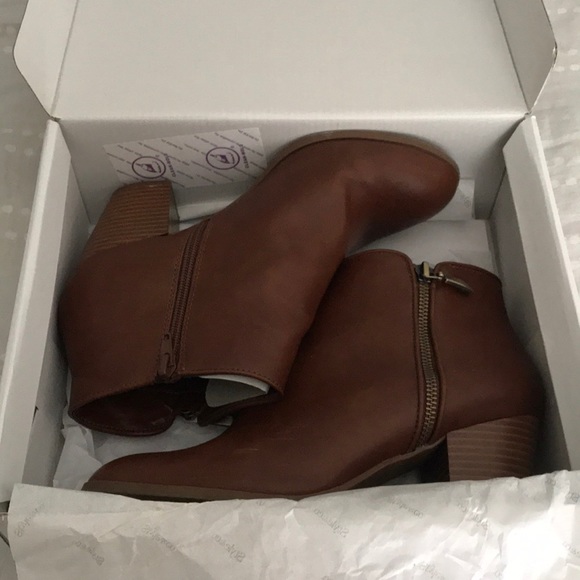 Size 9 women’s brown booties. - Picture 6 of 7